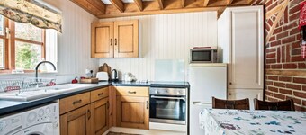 Rustic New Forest cottage retreat - Walnut Tree Cottage