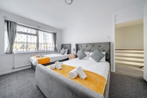 3 habitaciones, escritorio, tabla de planchar con plancha y wifi gratis