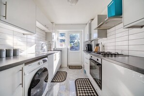 Frigorífico, microondas, horno y placa de cocina