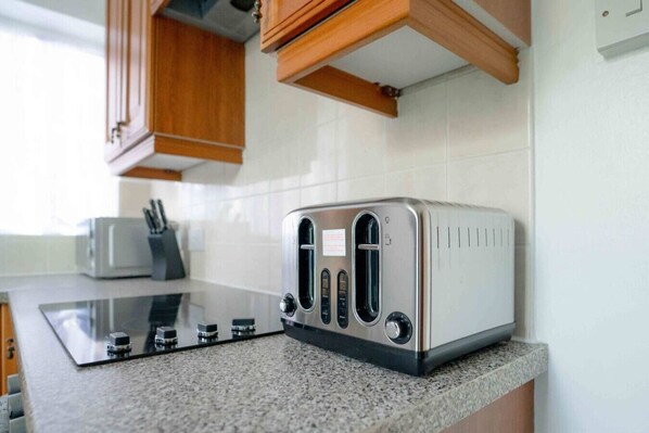 Fridge, microwave, oven, stovetop