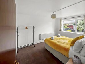 2 bedrooms, iron/ironing board, free WiFi, bed sheets