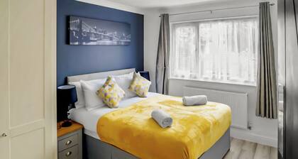 Spacious modern apartment with full kitchen, Wi-Fi & parking