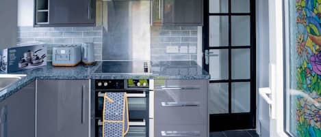 Refrigerador, microondas, horno, placa de cocina