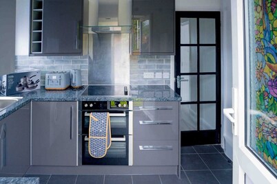 Spacious modern apartment with full kitchen, Wi-Fi & parking