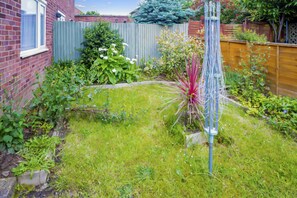 Property grounds - Spacious modern apartment with full kitchen, Wi-Fi & parking (Greater London)