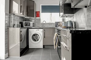 Fridge, microwave, oven, stovetop - Spacious modern apartment with full kitchen, Wi-Fi & parking (Greater London)