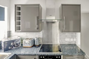 Jääkaappi, mikroaaltouuni, uuni, liesi