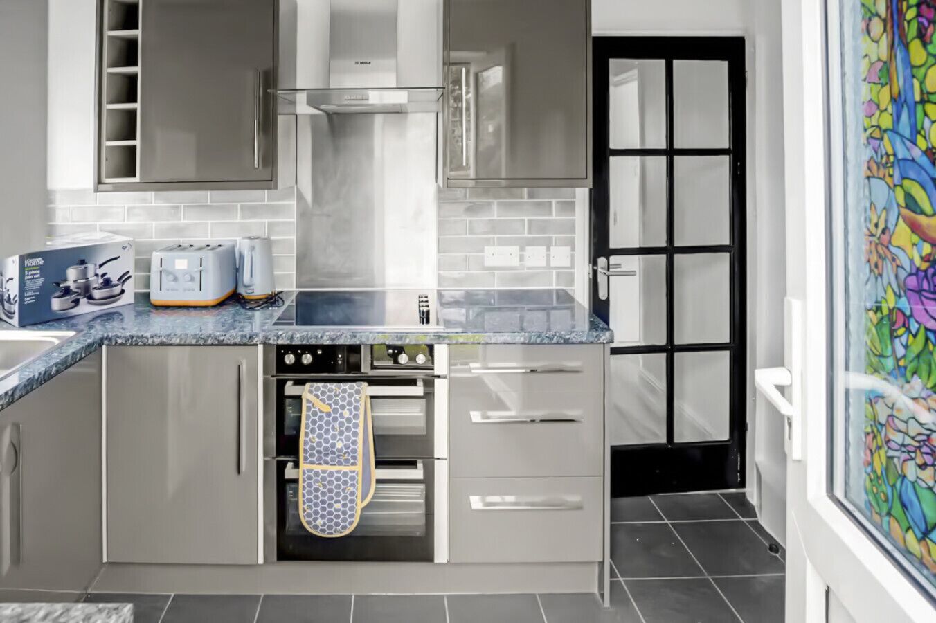 Refrigerador, microondas, horno, placa de cocina