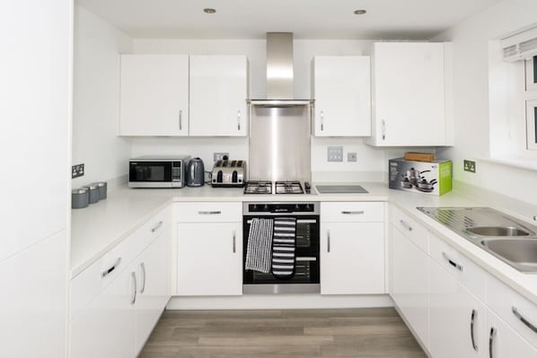 Fridge, oven, dishwasher, cookware/dishes/utensils