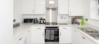 Luxury 5-bedroom home near Chatham Dockyard & river walks