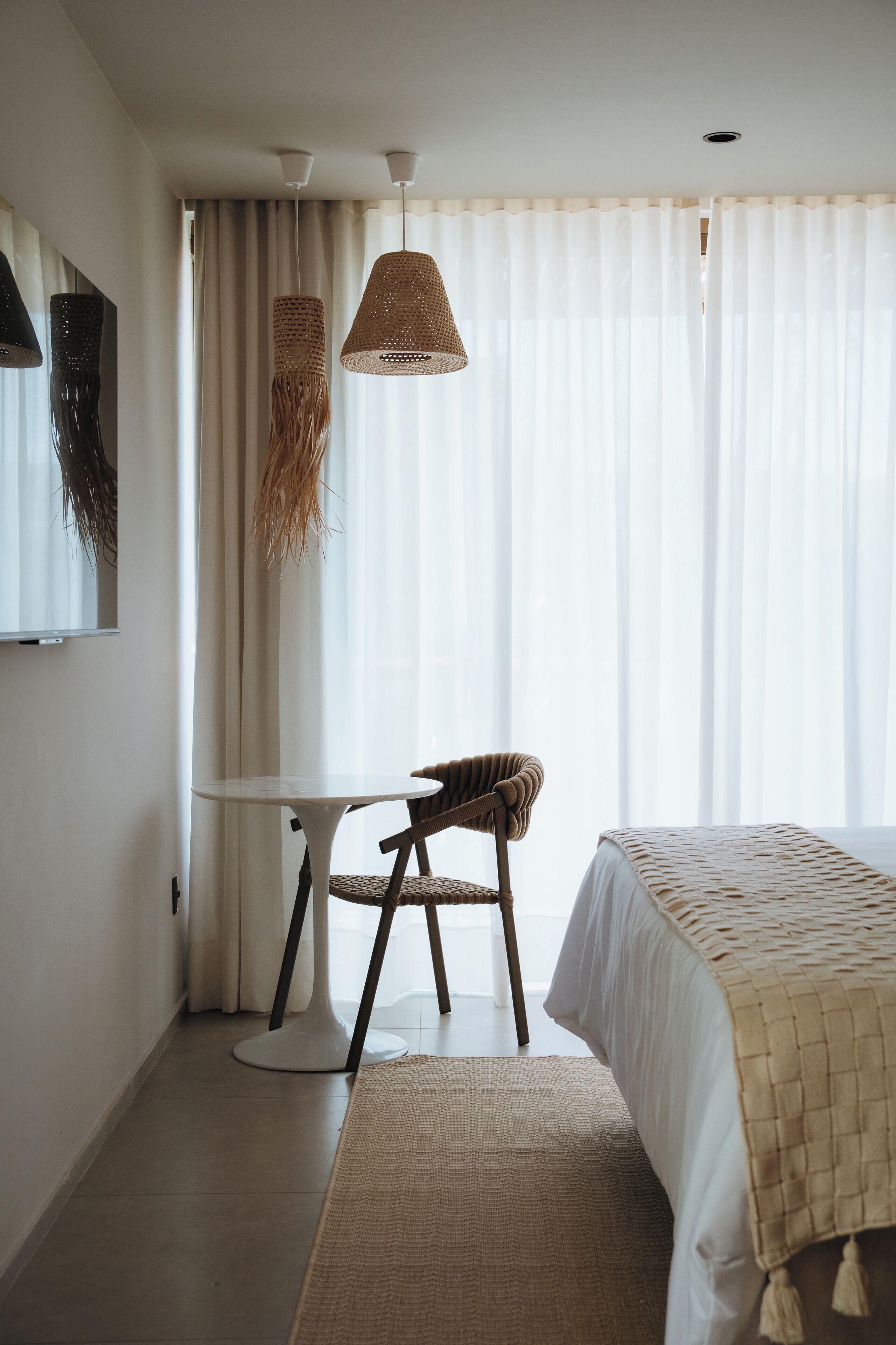 Quarto com uma cama, uma mesa e uma cadeira.