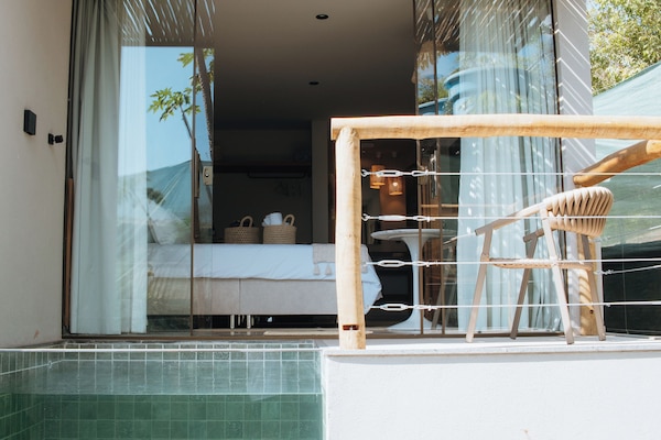 Minibar, in-room safe, laptop workspace, blackout drapes