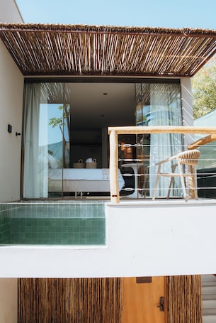 Premium bedding, minibar, in-room safe, laptop workspace. Sabai Pousada Boutique