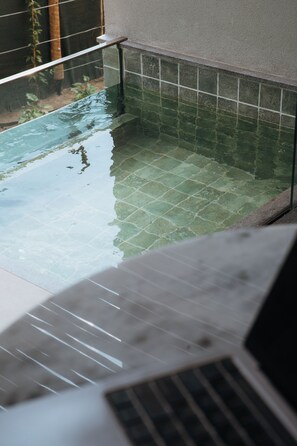 Alberca al aire libre, sombrillas en la alberca y camastros 