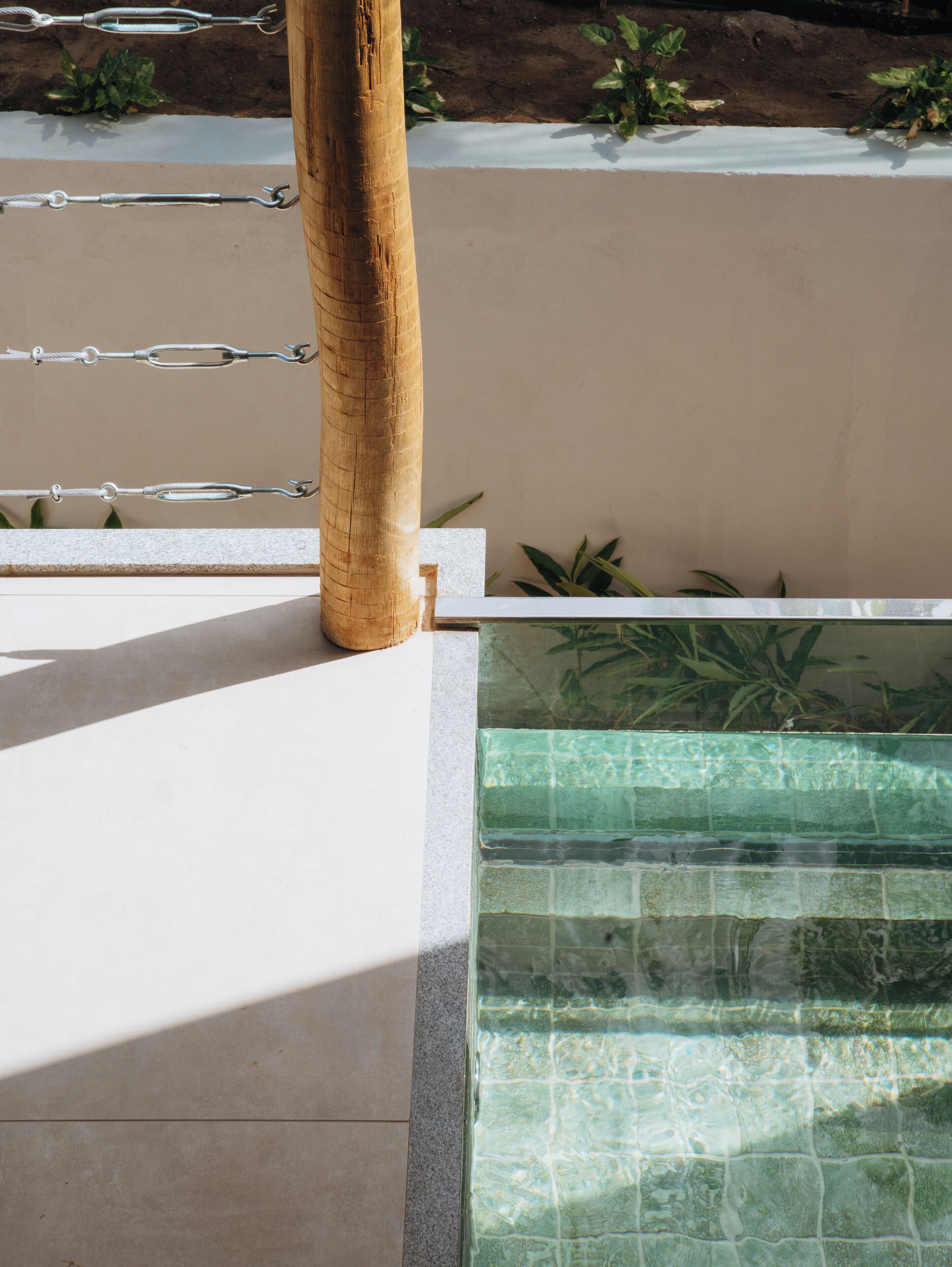 室外游泳池，08:00 至 21:00 开放，池畔遮阳伞，日光浴躺椅