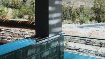 Suíte superluxo, 1 cama King, piscina particular, vista para a montanha | Frigobar, cofres nos quartos, espaço de trabalho para notebook
