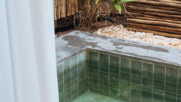 Hồ bơi ngoài trời, mở cửa từ 8:00 đến 21:00, dù/ô trên bãi biển/hồ bơi