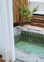Piscina externa, funciona das 8h às 21h, guarda-sóis, espreguiçadeiras