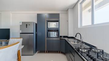 Apartamento básico | Cozinha privada | Talheres/pratos/utensílios de cozinha