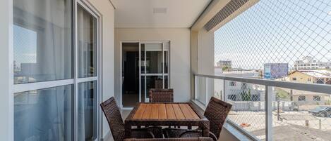 Basic Apartment | Outdoor dining