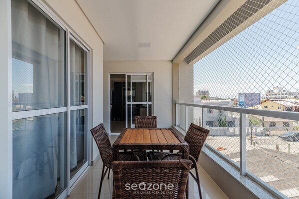 Basic Apartment | Outdoor dining