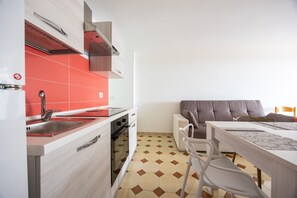 Refrigerador, horno, parrilla de estufa y utensilios de cocina 