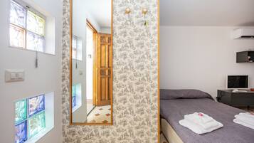 1 bedroom, bed sheets