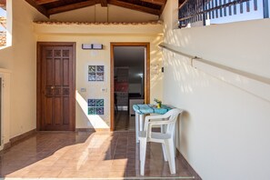 Outdoor dining - Apartment 'Casa Artale' with Shared Terrace and Air Conditioning (Capo d'Orlando)