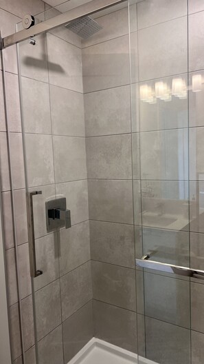 Douche, séchoir à cheveux, serviettes fournies, savon