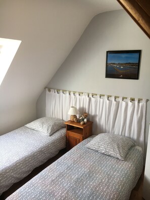 Iron/ironing board, internet, bed sheets