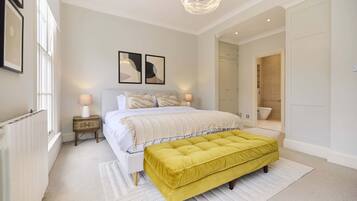 4 bedrooms, desk, WiFi, bed sheets