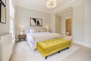 4 bedrooms, desk, WiFi, bed sheets