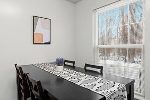 Dining - Corp/Bus Townhome near DT AH (Auburn Hills)