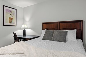 3 bedrooms, iron/ironing board, WiFi, bed sheets - Corp/Bus Townhome near DT AH (Auburn Hills)