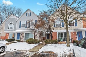 Exterior - Corp/Bus Townhome near DT AH (Auburn Hills)