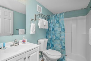 Een douche, een haardroger, handdoeken, zeep