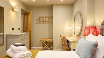 2 Schlafzimmer, individuell dekoriert, individuell eingerichtet