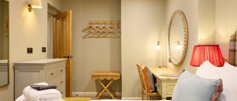 2 Schlafzimmer, individuell dekoriert, individuell eingerichtet