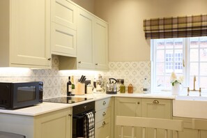 Dishwasher, cookware/dishes/utensils