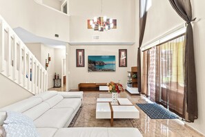 Una televisión, una oficina