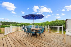 Outdoor dining - NEW HOT TUB, Dogs Ok, Fire Pit, Game Room, BBQ (Dunes) (Grayland)