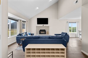 TV connectée, cheminée, table de tennis de table