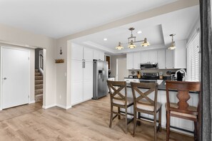 Réfrigérateur, micro-ondes, cafetière/bouilloire, grille-pain