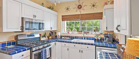 Køleskab, mikrobølgeovn, ovn, kogeplade