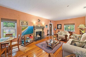 Televisie, een open haard en een kantoor