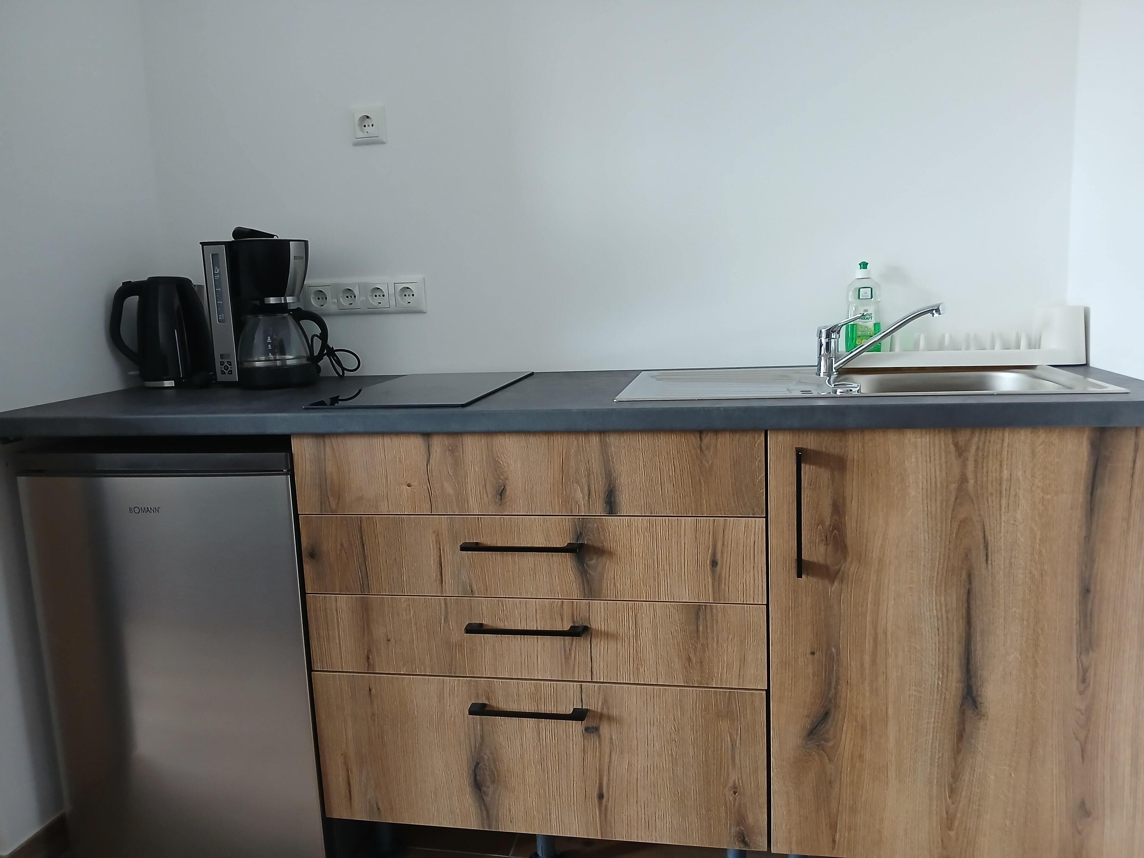 Réfrigérateur, plaque de cuisson, bouilloire électrique, grille-pain