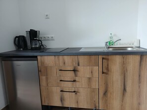 Réfrigérateur, plaque de cuisson, bouilloire électrique, grille-pain