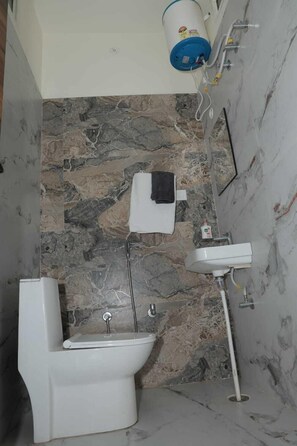 Superior Room | Bathroom | Free toiletries, towels, soap, shampoo - Hotel Om Palace (Amer)