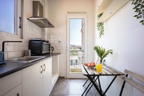 Fridge, oven, stovetop, coffee/tea maker