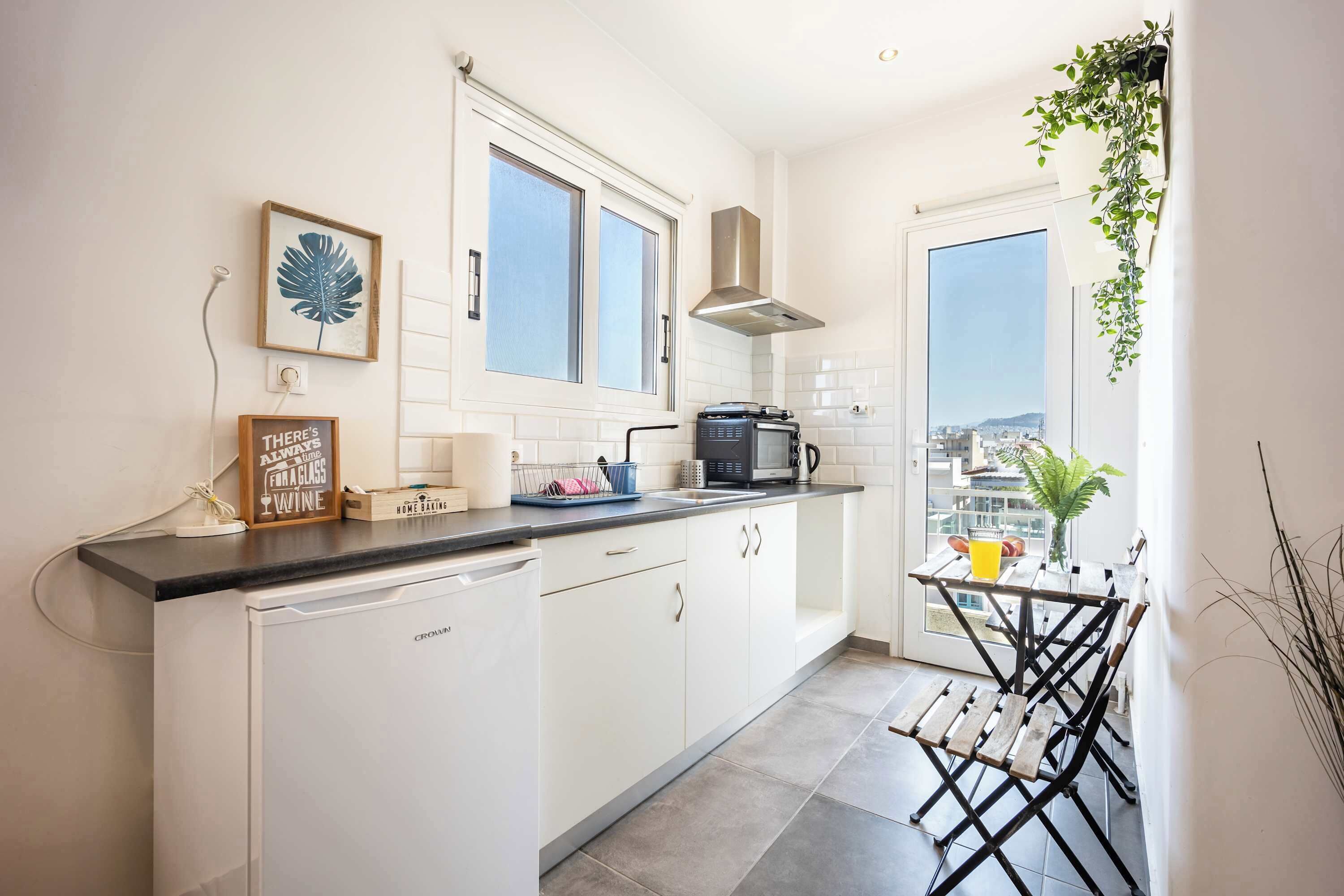 Fridge, oven, stovetop, coffee/tea maker